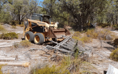 Rubbish clean-up in Peel-Yalgorup Wetlands